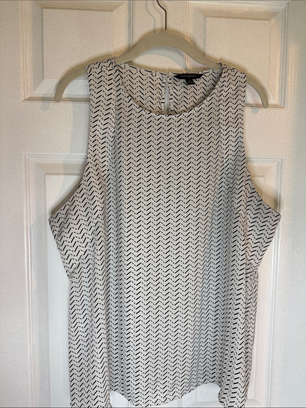 Banana Republic Sleeveless Chevron-Print Blouse - XL